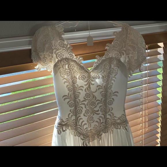 Wedding dress - Picture 2 of 8